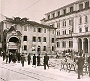 Piazza Antenore durante i lavori di sistemazione,con gli edifici addossati alla tomba (Fausto Levorin Carega)
